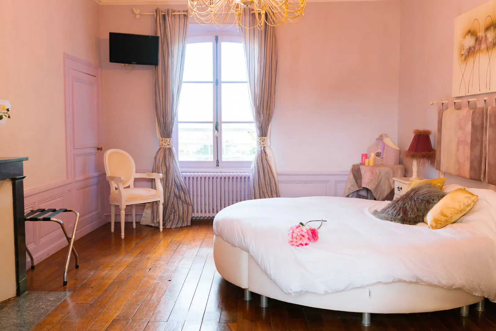 Chambre Romance - lit rond et Jacuzzi, Domaine de l'Ardoise