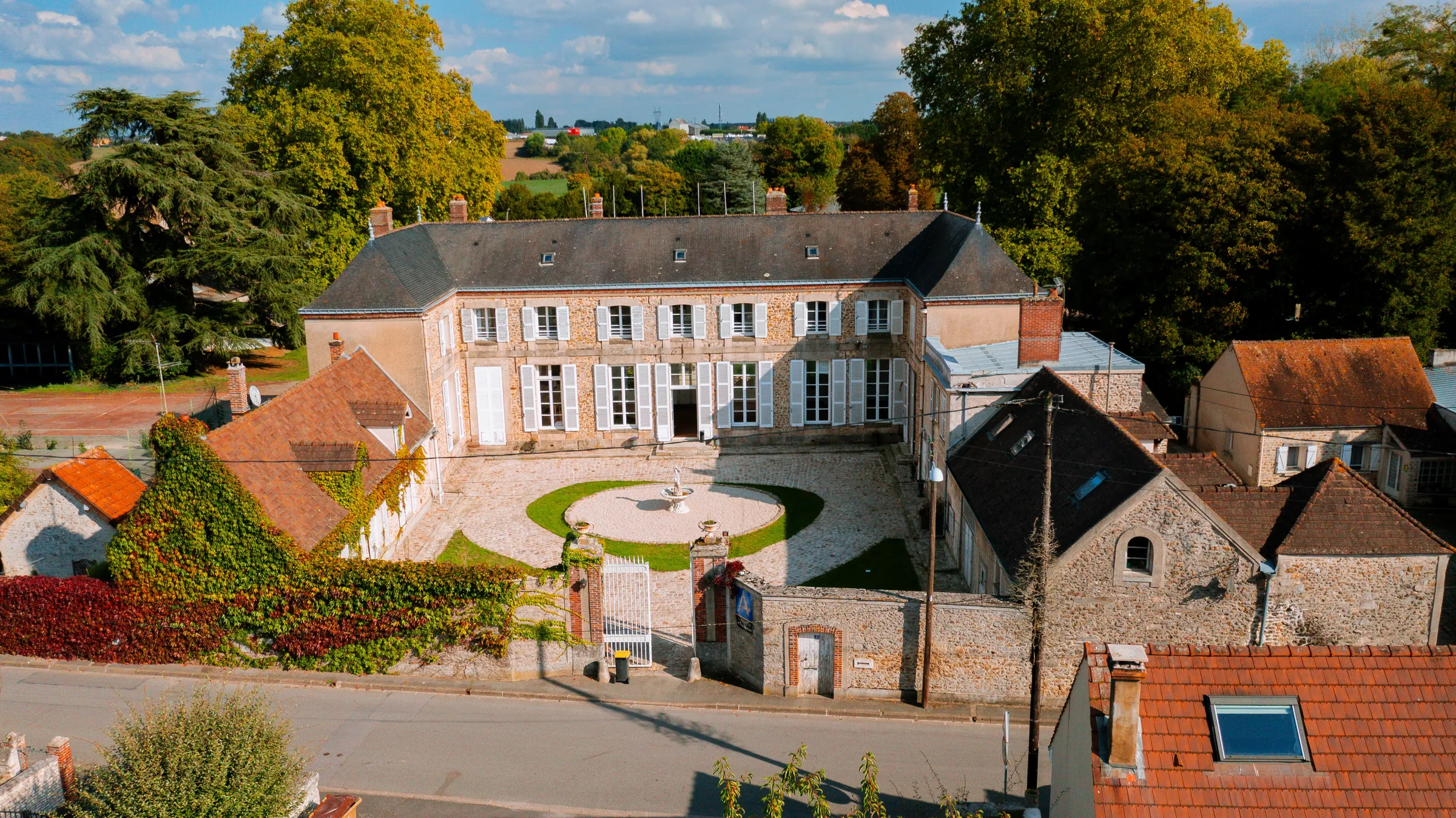 Cour d'honneur - entrée du Domaine de l'Ardoise